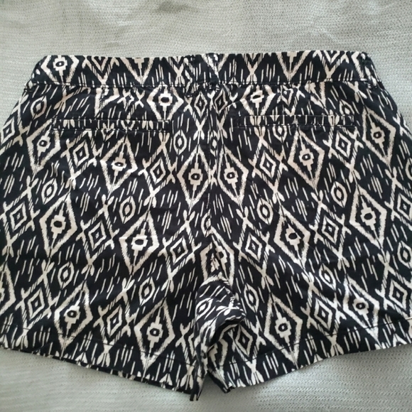 Old Navy ladies 12 cream/black ikat print 3" inseam shorts - Picture 4 of 6